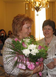Вручение цветов при встрече с Путиной Людмилой Александровной